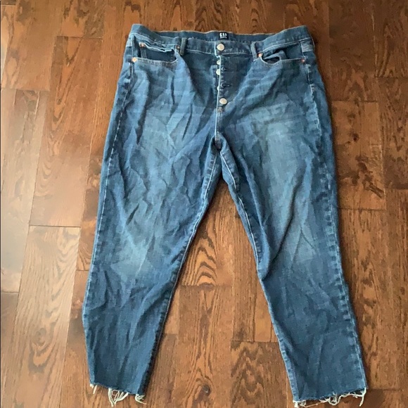 GAP Denim - Gap 33 women’s jeans.. Capri style